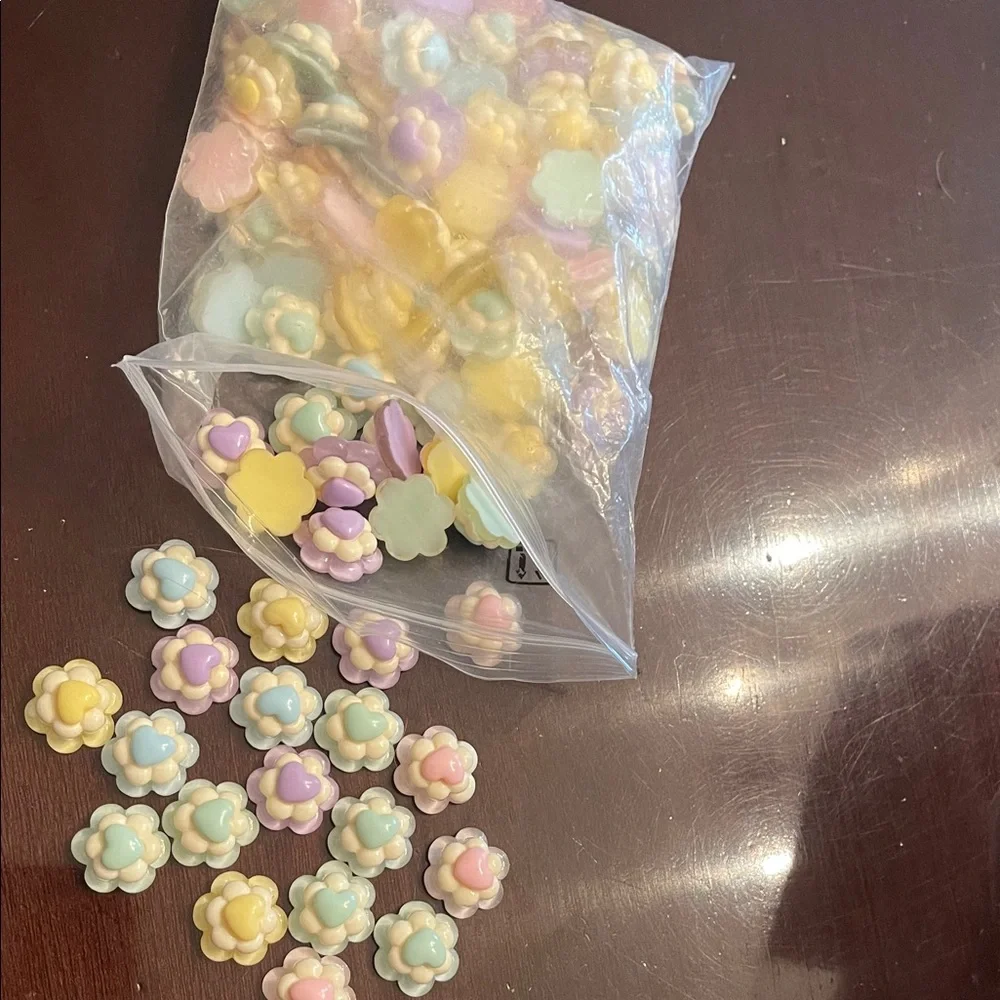Pastel Flower-Shaped flat back charms flower with heart 116 total